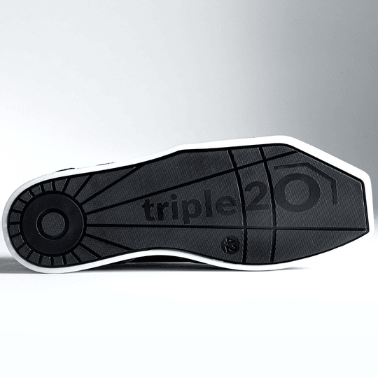 20100002-00_Triple20_Dartschuhe_Leder_Weiss_Schwarz_6 Die Abbildung zeigt die Sohle des Produkts "Triple20 Dartschuhe Leder - Weiß Schwarz". Auf der Sohle steht deutlich sichtbar das Logo "triple20".
