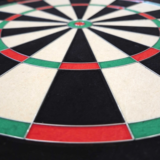 Diana de acero Target TOR Auf dem Bild ist ein Steeldartboard der Marke Target TOR zu sehen. Das Dartboard zeigt deutlich die farbigen Felder in Schwarz, Weiß, Rot und Grün.