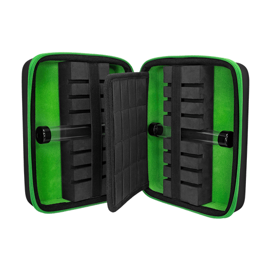 Cartera Mission Luxor Dart Das Bild zeigt ein geöffnetes Dart-Etui mit schwarzer und grüner Innenausstattung. Es verfügt über Polsterfächer für Darts sowie elastische Bänder zur sicheren Aufbewahrung.