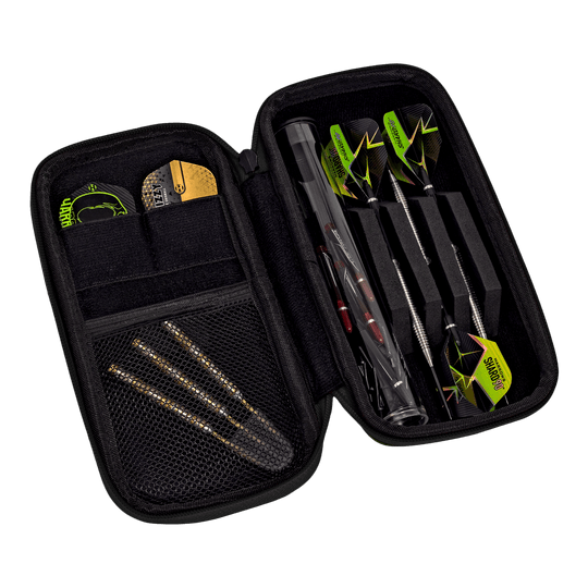 Cartera inteligente Harrows Dartcase Das Bild zeigt ein geöffnetes Dart-Etui mit mehreren Darts und Zubehör. Die Darts sind ordentlich in Fächern und Taschen im Etui verstaut.