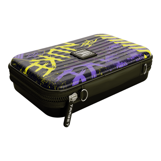 Estuche para dardos Target Takoma Luke Littler XL Das Bild zeigt das Target Takoma Luke Littler XL Dartcase. Es ist ein großes Dartcase für die sichere Aufbewahrung von Dartpfeilen.