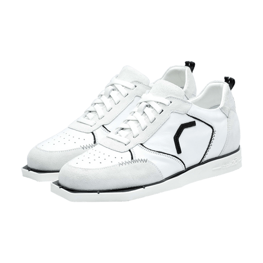 20100002-00_Triple20_Dartschuhe_Leder_Weiss_Schwarz_1 Die Abbildung zeigt die Triple20 Dartschuhe aus Leder in Weiß und Schwarz. Die Schuhe haben weiße Schnürsenkel und auffällige schwarze Details an der Seite.