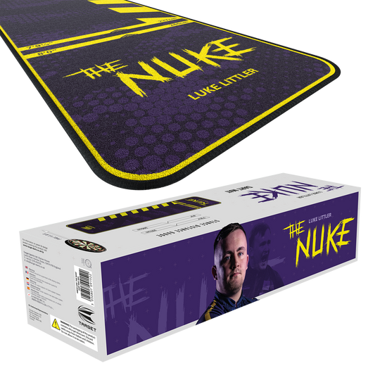 Target Luke Littler La alfombrilla de dardos Nuke Das Bild zeigt den "Target Luke Littler The Nuke Dartteppich" in lila Farbe mit gelben Akzenten. Auf der Verpackung ist ein Bild von Luke Littler sowie der Produktname zu sehen.