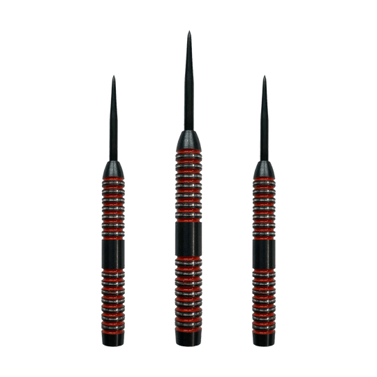 Barriles McDart Crimson Steeldart Das Bild zeigt drei McDart Crimson Steeldart Barrels mit schwarzen und roten Rillen. Sie stehen nebeneinander aufrecht mit den Spitzen nach oben.