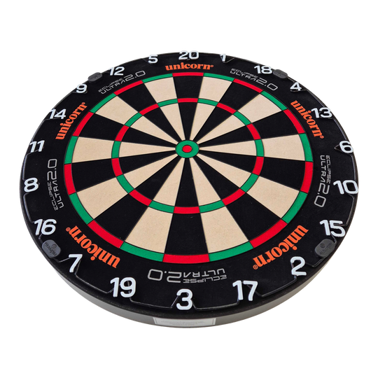 Diana de dardos de acero Unicorn Eclipse Ultra 2.0 Das Bild zeigt eine Unicorn Eclipse Ultra 2.0 Steeldartboard. Die Dartscheibe hat ein klares, klassisches Design mit Zahlen und farbigen Segmenten.