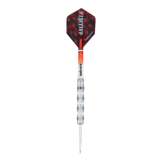 Dardos de acero Unicorn Ballista Style 1 Das Bild zeigt einen Steeldart mit der Aufschrift "Unicorn Ballista Style 1". Der Dart hat einen silbernen Schaft, einen rot-schwarzen Flight und eine spitze Metallspitze.