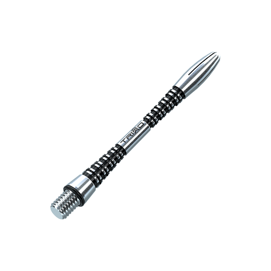 7013-201_Winmau_Triad_Aluminium_Shafts_Schwarz_46mm_2 Dies ist ein schwarzer Aluminium-Dartschaft mit silbernen Akzenten. Auf dem Schaft steht das Wort "TRIAD" geschrieben.