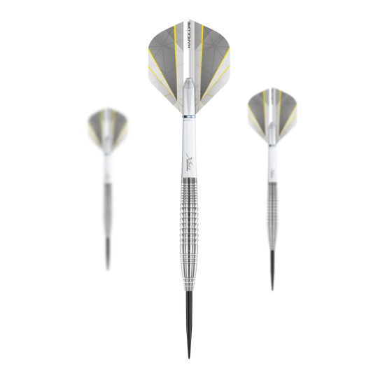 Red Dragon Seren 4 Dardos de Acero Puro Das Bild zeigt drei Steeldarts des Produkts "Red Dragon Seren 4 Pure Steeldarts". Die Darts sind silberfarben mit weißen und gelben Flights.
