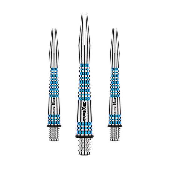 Winmau Triad RX Aluminium Shafts - Blau Das Bild zeigt drei silberne Aluminium Dartschäfte mit blauen Akzenten. Sie haben ein geriffeltes Muster und das Wort "TRIAD" ist darauf zu sehen.