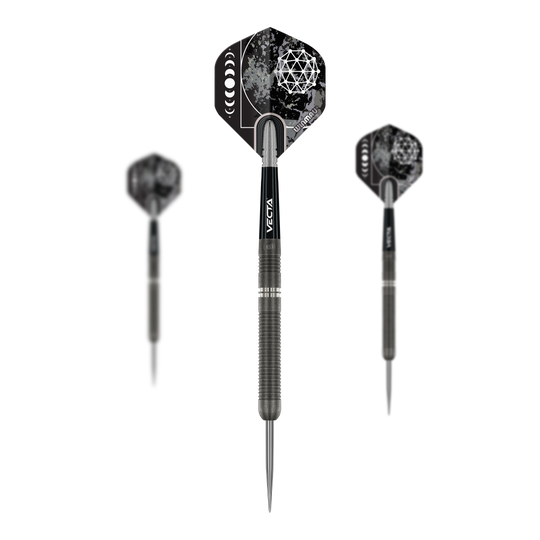 Dardos de acero Winmau Callisto 01 Das Bild zeigt drei Winmau Callisto 01 Steeldarts mit einem modernen, schwarzen Design. Die Flights haben ein geometrisches Muster in Weiß und Grau.
