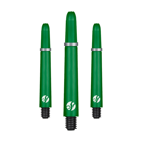 Flechas de carbono Shot Koi - Verde Auf dem Bild sind drei grüne Dartschäfte mit schwarzen Gewinden zu sehen. Sie haben silberne Ringe und ein weißes Logo am unteren Ende.