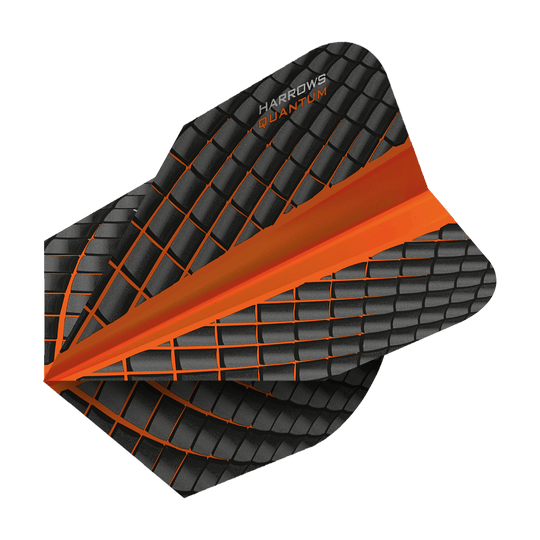 HR6801_Harrows_Quantum_Orange_No6_Flights_2 Das Bild zeigt ein Harrows Quantum Orange No6 Dartflug. Der Flug ist überwiegend schwarz mit einem orangefarbenen Gittermuster und einem auffälligen orangefarbenen Streifen in der Mitte.
