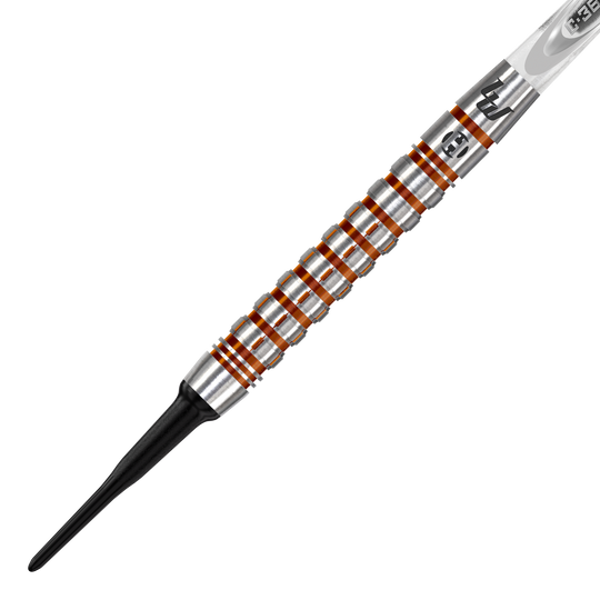 Dardos suaves Harrow's Luke Woodhouse Serie 2 - 18 g Das Bild zeigt einen Harrows Luke Woodhouse Series 2 Softdart mit einem Gewicht von 18g. Der Dart hat einen silbernen Griff mit auffälligen orangefarbenen Ringen und einer schwarzen Kunststoffspitze.