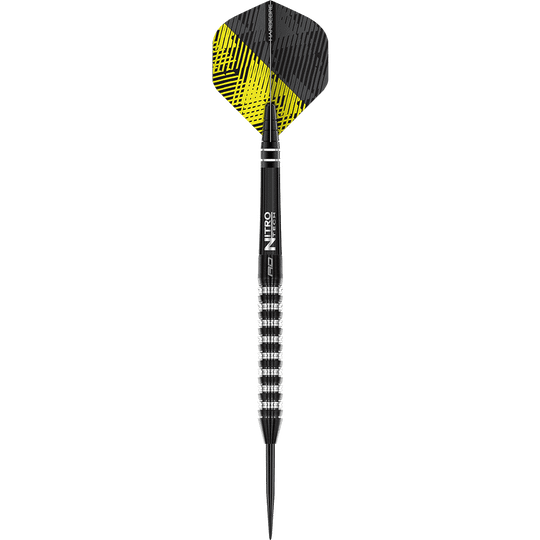 RD2532_Red_Dragon_Razor_Edge_Elite_Steeldarts_15VzTn98m8KE2P Auf dem Bild ist ein Steeldartpfeil zu sehen. Die Flights sind schwarz-gelb gemustert und der Schaft trägt die Aufschrift "Nitro".
