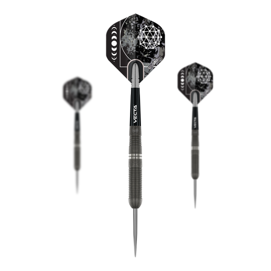 Dardos de acero Winmau Callisto 03 Auf dem Bild sind drei Winmau Callisto 03 Steeldarts zu sehen. Die Pfeile haben ein modernes, dunkles Design mit geometrischen Mustern auf den Flights.