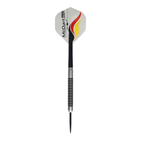 Drei McDart Super Grip Steeldarts sind parallel angeordnet. Die silbernen Darts haben ein markantes Griffmuster.