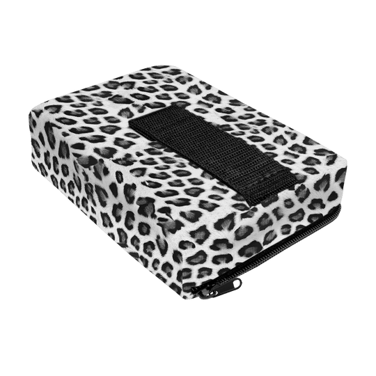 704_The_Pak_Dartcase_LeoPak_Leopard_3_Grau Dies ist das Produkt "The Pak Dartcase - Leo Pak". Das Etui hat ein auffälliges Leopardenmuster und einen schwarzen Reißverschluss.