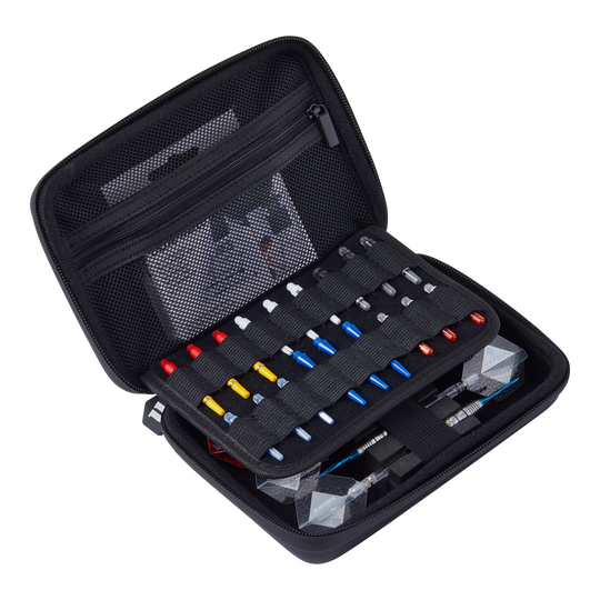 Estuche de dardos mediano Unicorn Ultra 3UP - Negro Das Bild zeigt das Produkt "Unicorn Ultra 3UP Medium Dartcase - Schwarz". Das Dartcase ist geöffnet und ordentlich mit verschiedenen Dartzubehörteilen und Darts bestückt.