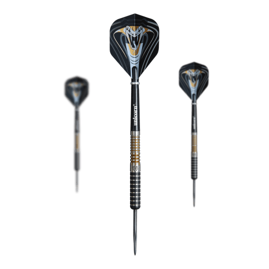 Dardos de acero Unicorn Maestro Jeffrey De Zwaan Fase 3 Auf dem Bild sind drei Steeldarts des Modells "Unicorn Maestro Jeffrey De Zwaan Phase 3" zu sehen. Die Darts haben schwarze Flights mit einem auffälligen, weißen Kobramotiv.