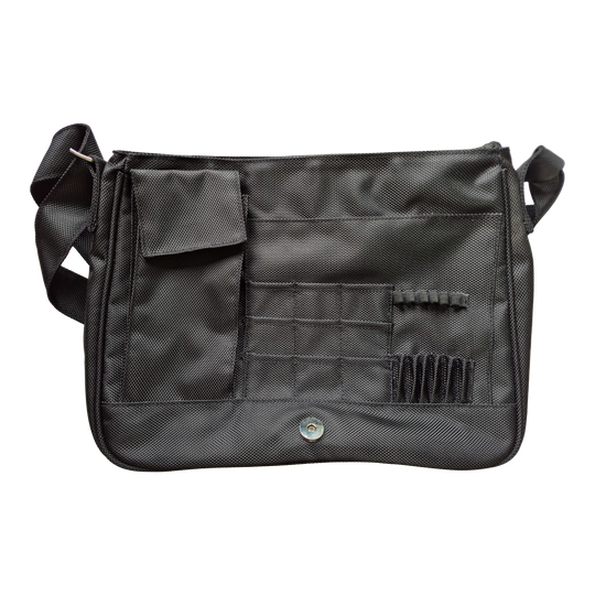 Bolsa para dardos DataDart Team - Negra Die Abbildung zeigt die DataDart Team Darttasche in Schwarz. Die Tasche verfügt über mehrere Fächer und Halterungen zur Aufbewahrung von Dartzubehör.