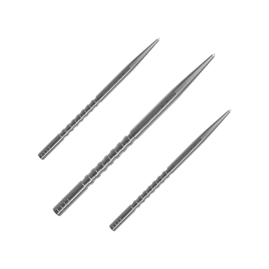 Puntas de dardo Condor Beak Point con corte Das Bild zeigt drei silberne Dartspitzen, die parallel nebeneinander liegen. Die Spitzen sind lang, schmal und haben feine Rillen am unteren Ende.