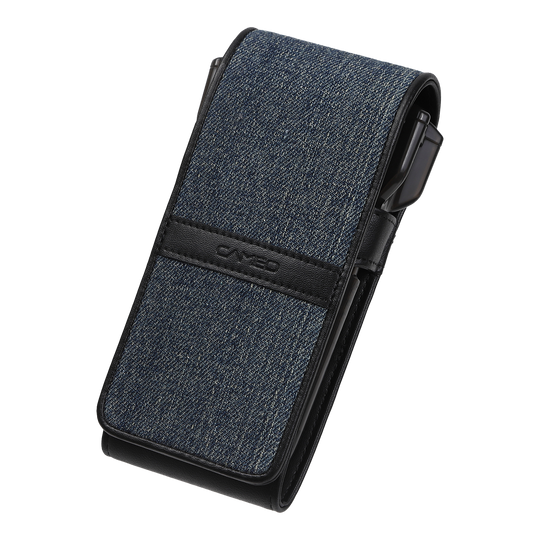 Estuche para dardos de hilo Cameo Das Bild zeigt ein Etui mit einem Bezug aus blauem Jeansstoff und schwarzen Lederakzenten. Es ist rechteckig und hat die Aufschrift "Cameo" auf dem schwarzen Lederstreifen.