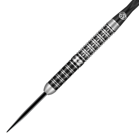 Das Bild zeigt einen Shot Niels Zonneveld V2 Steeldart. Der Dart hat ein silber-schwarzes, geriffeltes Design für besseren Halt.