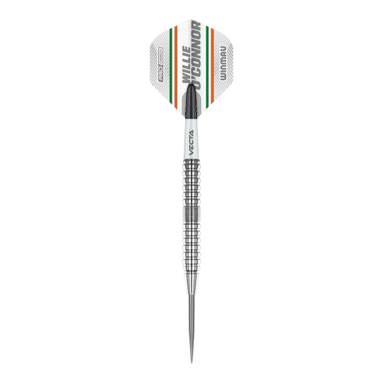 Dardos de acero Winmau Willie O'Connor - 23 g Das Bild zeigt einen Winmau Willie O'Connor Steeldart mit 23g Gewicht. Der Dart hat ein silbernes, geriffeltes Barrel und ein Flight mit orangenen, grünen und schwarzen Streifen.