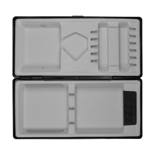 Caja de ABS con impresión personalizada Das Bild zeigt eine geöffnete schwarze Box mit mehreren Fächern und Einteilungen. Die Innenausstattung besteht aus hellem Schaumstoff, der zur sicheren Aufbewahrung verschiedener Gegenstände dient.