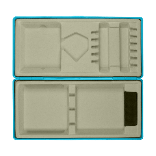 Caja de ABS con impresión personalizada Die Abbildung zeigt eine aufgeklappte blaue Kunststoffbox mit Fächern und Einteilungen für verschiedene Gegenstände. Die Innenseite besteht aus einer beigen Einlage mit mehreren Aussparungen.