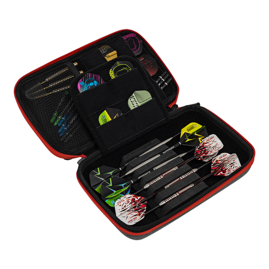 Cartera para dardos Harrows Smart Case XL In diesem Bild ist ein offenes Dart-Etui zu sehen, das mehrere Darts und Zubehörteile enthält. Das Etui ist schwarz mit rotem Rand und bietet verschiedene Fächer für Flights und Ersatzteile.