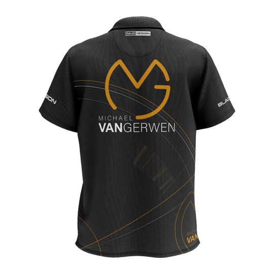 Polo Winmau Edición Limitada Tour Polo Dart Das Bild zeigt ein schwarzes Dartshirt mit goldenen und weißen Akzenten. Auf der Rückseite steht "Michael van Gerwen" zusammen mit einem großen, stilisierten "MVG"-Logo.