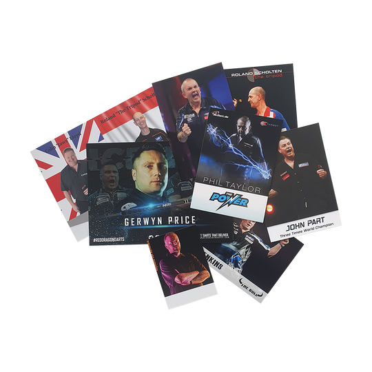 Juego de tarjetas de jugador con autógrafo Das Bild zeigt ein Set von Spielerkarten mit bekannten Dartspielern. Auf den Karten sind Fotos und Namen der Spieler abgebildet.