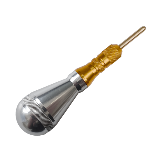 620_Dartdoc_Spitzenentferner_1_Silber Das Bild zeigt den Dartdoc Spitzenentferner. Er besteht aus Metall und hat eine silberne sowie goldene Färbung.