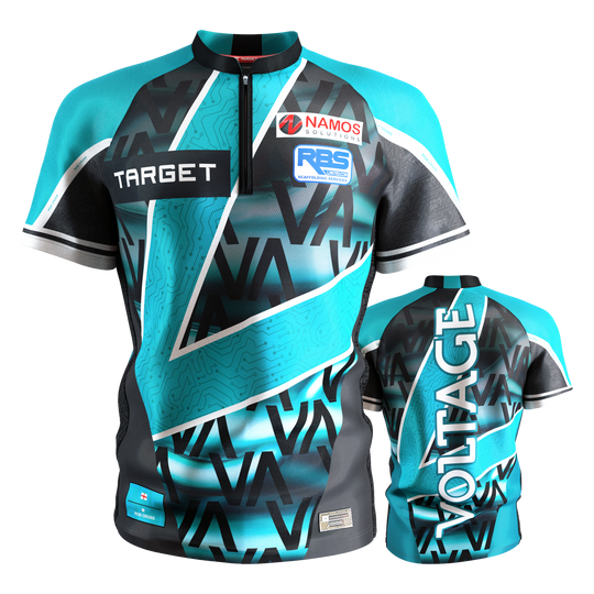 Camiseta de dardos Target Coolplay Rob Cross 2025 Das Bild zeigt das "Target Coolplay Rob Cross 2025 Dartshirt" in den Farben Türkis, Schwarz und Weiß mit modernen Mustern. Auf der Vorderseite sind Sponsorenlogos und auf der Rückseite steht groß das Wort "VOLTAGE".