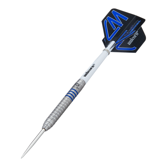Dardos de acero Unicorn Contender Cameron Menzies - 23 g Auf dem Bild ist ein Steeldart mit silbernem, gerilltem Barrel und blauen Akzenten zu sehen. Das Flight trägt die Aufschrift "Unicorn Contender Camerion Menzies" und das Dart wiegt 23 Gramm.