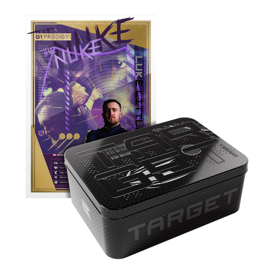 Dardos de acero Target Luke Littler GEN1 Prodigy Swiss Point Das Bild zeigt eine Verpackung der "Target Luke Littler GEN1 Prodigy Swiss Point Steeldarts". Im Hintergrund ist ein farbenfrohes Poster mit dem Bild eines Dartspielers zu sehen.