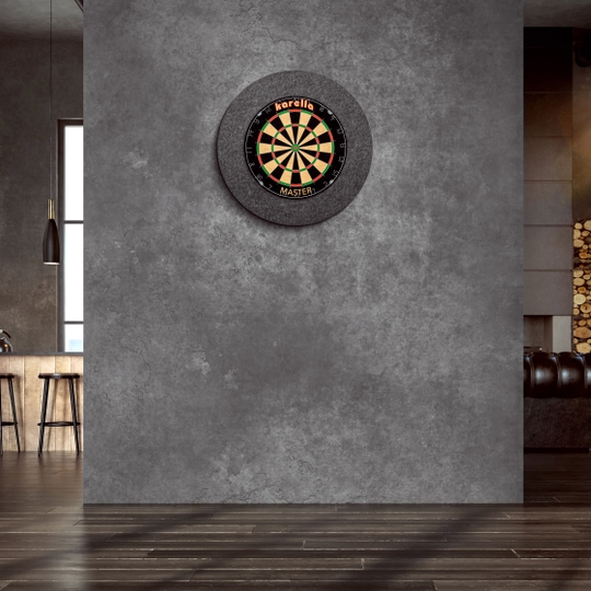Marco de diana de acero Karella Ultimo An der Wand hängt ein "Karella Ultimo Steeldartboard Surround". Der Raum wirkt modern und stilvoll mit dunklen Farben und eleganter Einrichtung.