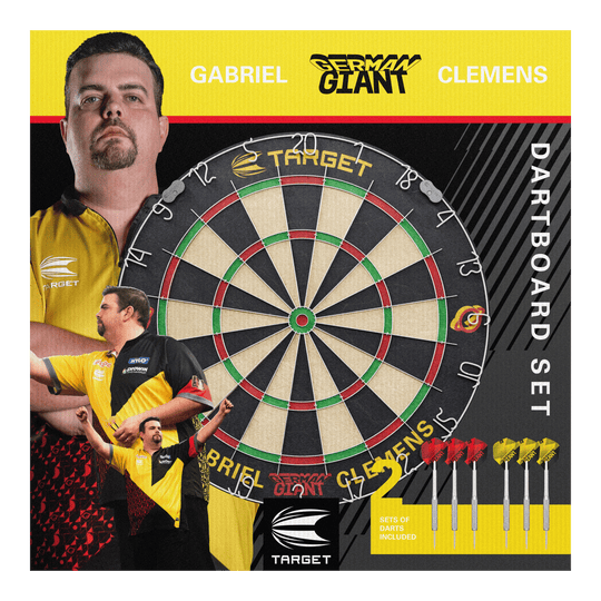 Juego de dardos de acero Target Gabriel Clemens Das Bild zeigt das "Target Gabriel Clemens Steeldartboard Set" mit einem großen Dartboard in der Mitte. Rechts unten sind zwei Sets von Darts abgebildet, und im Hintergrund sieht man Bilder von Gabriel Clemens.