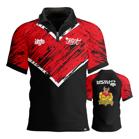 Foto de Michael Smith con polo de rayas rojas y dardos. Abgebildet wird das Shot Michael Smith Red Strip Polo Dartshirt. Dieses Polo ist ideal für Dartspieler und Fans.