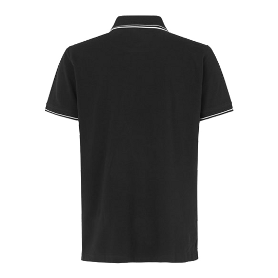 Polo Barriles y Ejes - Negro Das Bild zeigt ein schwarzes Poloshirt mit kurzen Ärmeln. Am Kragen und an den Ärmeln sind weiße Zierstreifen sichtbar.