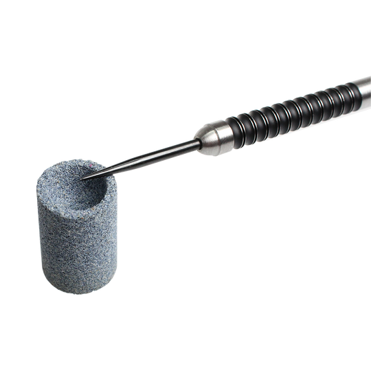 667_Winmau_Keyring_Dart_Sharpener_Schleifstein_2 Das Bild zeigt einen Winmau Keyring Dart Sharpener Schleifstein. Eine Dartspitze wird in den runden Schleifstein eingeführt, um sie zu schärfen.