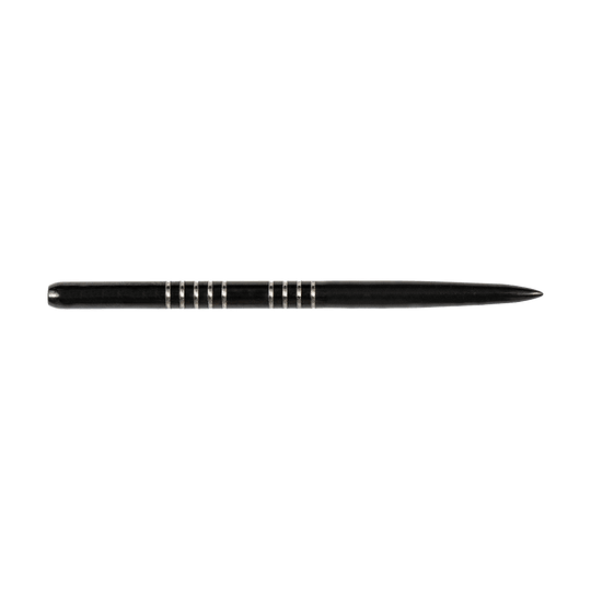 57743_Bulls_GP1_Steeldartspitzen_Schwarz_42mm_2 Das Bild zeigt eine schwarze Steeldartspitze mit silbernen Rillen am hinteren Ende. Die Spitze ist schlank und hat ein schlichtes, elegantes Design.