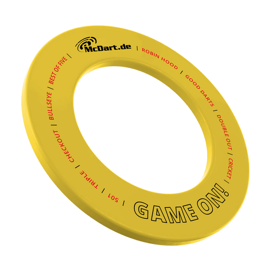 Juego de dardos McDart en la diana Das Bild zeigt das Produkt MSF-B4_McDart_Game_On_Dartboard_Surround_Gelb_1. Es handelt sich vermutlich um einen gelben Dartboard Surround mit der Aufschrift 'Game On'.