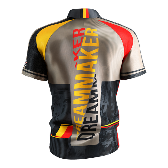 Camiseta dardos Target Coolplay Dimitri Van Den Bergh 2025 Dies ist das Target Coolplay Dimitri Van Den Bergh 2025 Dartshirt. Auf der Rückseite steht in großen Buchstaben "DREAMMAKER" und das Shirt hat auffällige Farben in Gelb, Rot und Schwarz.