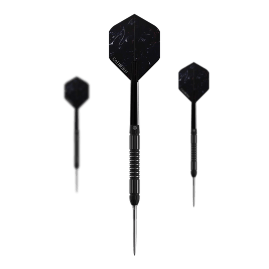 Dardos de acero Caliburn Sword S2 Das Bild zeigt drei schwarze Steeldarts des Produkts „Caliburn Sword S2 Steeldarts“. In der Mitte ist ein Dartpfeil von vorne zu sehen, links und rechts sind sie von der Seite dargestellt.