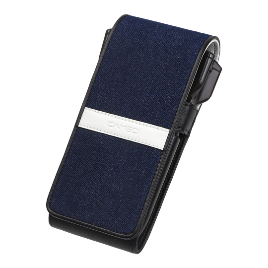 Estuche para dardos de hilo Cameo Auf dem Bild ist ein elegantes Dart-Etui mit dunkelblauer Stoffoberfläche und einem weißen Streifen in der Mitte zu sehen. Das Etui hat eine rechteckige Form und eignet sich ideal zur Aufbewahrung von Darts.