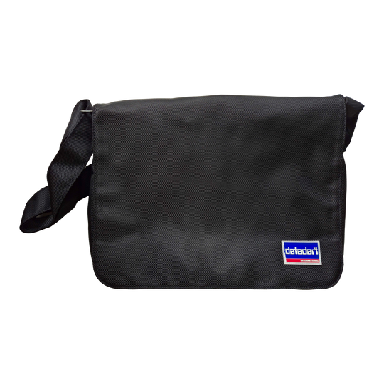 Bolsa para dardos DataDart Team - Negra Diese Abbildung zeigt die DataDart Team Darttasche in Schwarz. Die Tasche hat einen Schultergurt und ein kleines DataDart-Logo auf der Vorderseite.