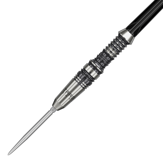 Das Bild zeigt einen Target Japan Black Marque Heracles Steeldart. Der Dart hat ein silbernes, fein geriffeltes Design mit schwarzen Akzenten.
