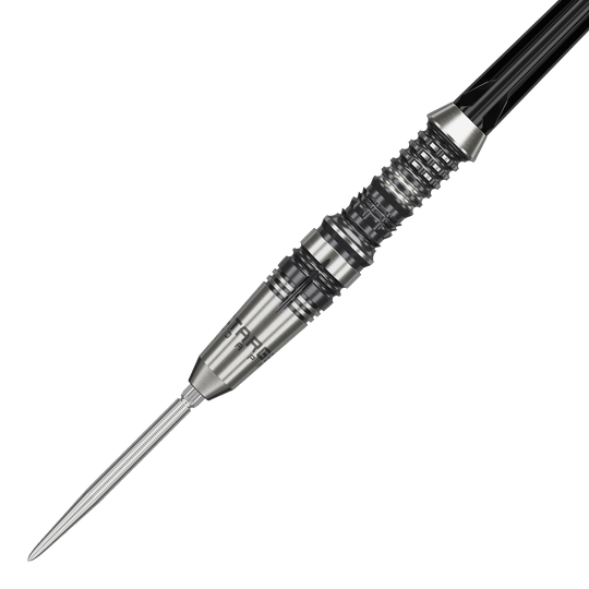 Target Japón Marca Negra Heracles Steeldarts Das Bild zeigt einen Target Japan Black Marque Heracles Steeldart. Der Dart hat ein silbernes, fein geriffeltes Design mit schwarzen Akzenten.